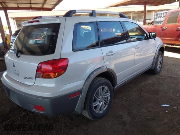 ✅ 2003 Mitsubishi Outlander LS • VIN: JA4LX31G73U121167 • Lot: 42109189. Listed on IAAI with 202,260 mi. Free auction sales archive from the USA and detailed vehicle history report at DreamBid. Image 4.