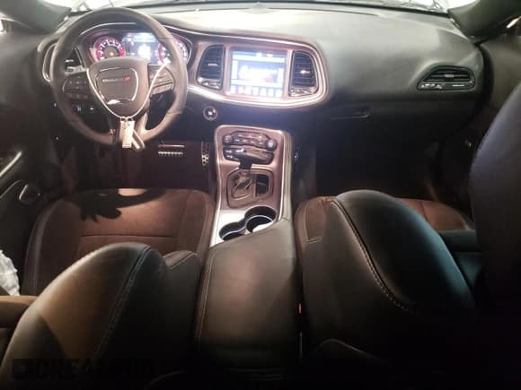 ✅ 2017 Dodge Challenger T/A 392 • VIN: 2C3CDZFJ8HH502496 • Lot: 72951544. Wystawiony na Copart z przebiegiem 39 721 mil. Bezpłatny archiwum sprzedaży aukcyjnych z USA i szczegółowy raport historii pojazdu na DreamBid. Zdjęcie 8.