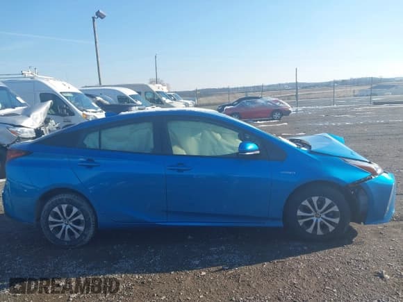 ✅ 2021 Toyota Prius LE • VIN: JTDL9MFU3M3030487 • Lot: 43849482. Listed on IAAI with 33,543 mi. Free auction sales archive from the USA and detailed vehicle history report at DreamBid. Image 13.
