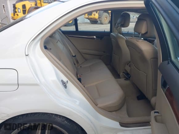 ✅ 2011 Mercedes-Benz C 300 Sport • VIN: WDDGF8BBXBR172888 • Лот: 43694651. Опубликован ранее на IAAI с пробегом 112 898 миль. Бесплатный доступ к архиву аукционных продаж из США и подробный отчёт об истории автомобиля на DreamBid. Изображение 8.