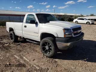 2004 Chevrolet Silverado 2500HD z VIN 1GCHK24G34E266055, wystawiony jako Copart lot #85174685 z przebiegiem 82 833 mil mil oraz Czysty tytuł • Clean title. Historia ofert i sprzedaży dostępna na DreamBid. Obrazek 4.