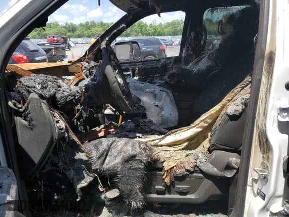 2023 Ram 1500 SLT z VIN 1C6RR7TT5PS565247, wystawiony jako Copart lot #60296725 z przebiegiem Nie podano mil oraz Nie do naprawy • Non repairable. Historia ofert i sprzedaży dostępna na DreamBid. Obrazek 7.