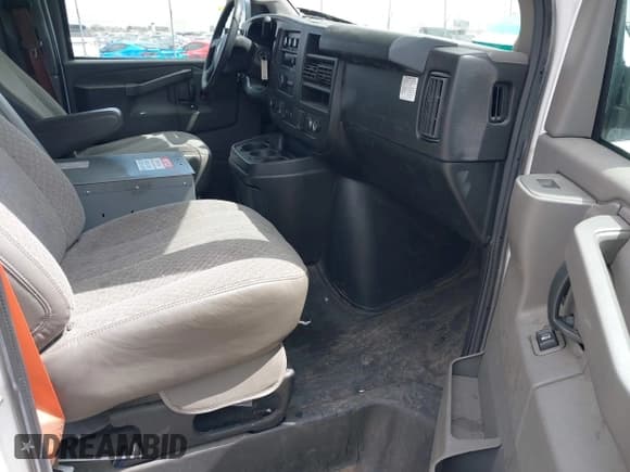 ✅ 2019 Chevrolet Express Cargo • VIN: 1GCWGBFP0K1354958 • Лот: 42175860. Опубликован ранее на IAAI с пробегом 273 313 миль. Бесплатный доступ к архиву аукционных продаж из США и подробный отчёт об истории автомобиля на DreamBid. Изображение 5.