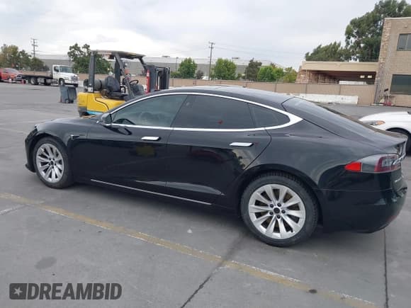 ✅ 2017 Tesla Model S 60 • VIN: 5YJSA1E17HF192897 • Лот: 43267773. Опубликован ранее на IAAI с пробегом 126 266 миль. Бесплатный доступ к архиву аукционных продаж из США и подробный отчёт об истории автомобиля на DreamBid. Изображение 3.