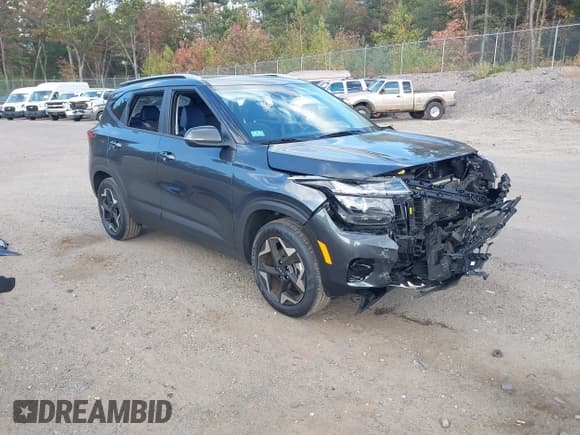 ✅ 2025 Kia Seltos S • VIN: KNDEUCAA1S7725734 • Lot: 43403602. Wystawiony na IAAI z przebiegiem 7 598 mil. Bezpłatny archiwum sprzedaży aukcyjnych z USA i szczegółowy raport historii pojazdu na DreamBid. Zdjęcie 1.