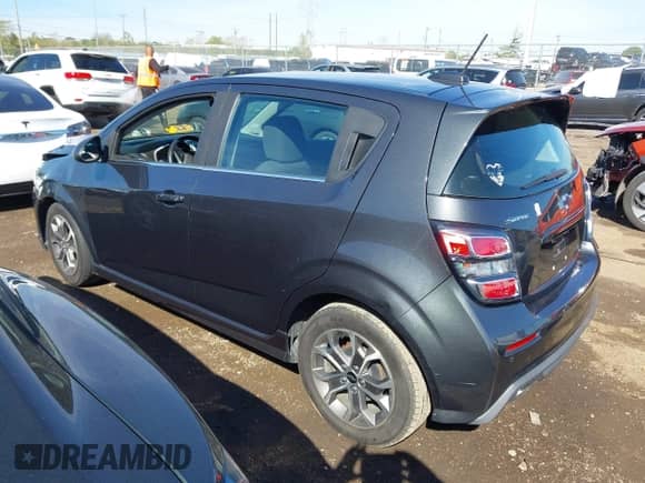 2019 Chevrolet Sonic LT z VIN 1G1JD6SB2K4111583, wystawiony jako IAAI lot #43427294 z przebiegiem 91 487 mil mil oraz . Historia ofert i sprzedaży dostępna na DreamBid. Obrazek 3.