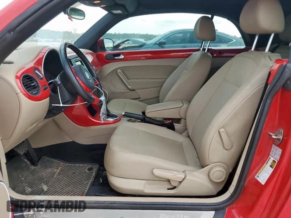 ✅ 2019 Volkswagen Beetle S • VIN: 3VW5DAAT3KM509845 • Lot: 70008025. Wystawiony na Copart z przebiegiem 98 161 mil. Bezpłatny archiwum sprzedaży aukcyjnych z USA i szczegółowy raport historii pojazdu na DreamBid. Zdjęcie 7.