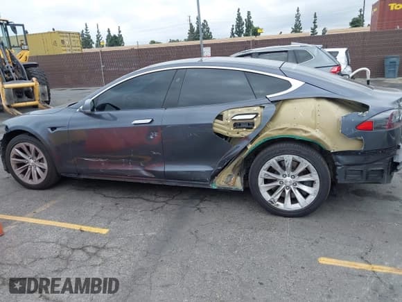 ✅ 2019 Tesla Model S 75D • VIN: 5YJSA1E24KF299762 • Lot: 43325985. Listed on IAAI with 93,016 mi. Free auction sales archive from the USA and detailed vehicle history report at DreamBid. Image 15.