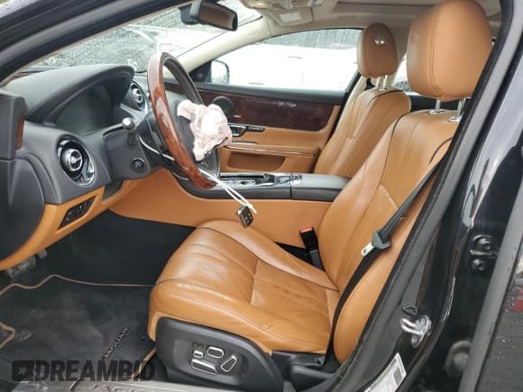 ✅ 2015 Jaguar XJ Supercharged • VIN: SAJWA2GT3FMV81810 • Лот: 81804865. Опубликован ранее на Copart с пробегом 60 097 миль. Бесплатный доступ к архиву аукционных продаж из США и подробный отчёт об истории автомобиля на DreamBid. Изображение 7.