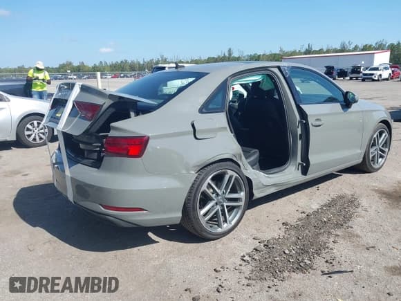 ✅ 2020 Audi A3 Premium • VIN: WAUAUGFFXLA002962 • Lot: 42138035. Wystawiony na IAAI z przebiegiem 22 456 mil. Bezpłatny archiwum sprzedaży aukcyjnych z USA i szczegółowy raport historii pojazdu na DreamBid. Zdjęcie 4.
