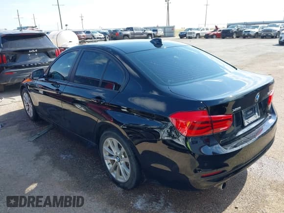 ✅ 2018 BMW 3 Series 320i xDrive • VIN: WBA8E5G59JNU47947 • Лот: 42952047. Опубликован ранее на IAAI с пробегом 112 781 миль. Бесплатный доступ к архиву аукционных продаж из США и подробный отчёт об истории автомобиля на DreamBid. Изображение 3.