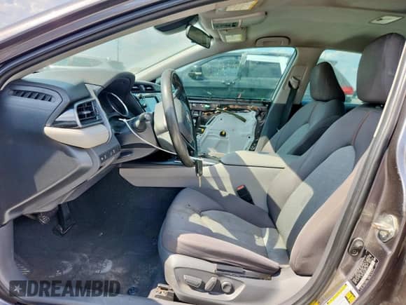 2019 Toyota Camry LE z VIN 4T1B11HK7KU815143, wystawiony jako Copart lot #69475835 z przebiegiem 122 992 mil mil oraz Szkoda całkowita • Salvage title. Historia ofert i sprzedaży dostępna na DreamBid. Obrazek 7.