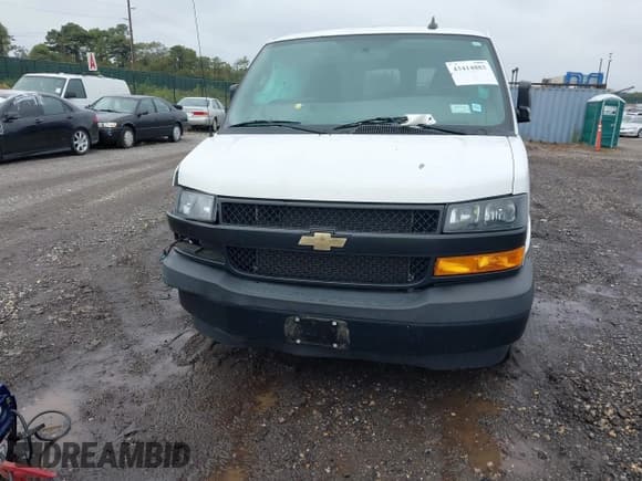 ✅ 2020 Chevrolet Express Passenger • VIN: 1GAWGEFP0L1259618 • Lot: 43414883. Wystawiony na IAAI z przebiegiem 12 061 mil. Bezpłatny archiwum sprzedaży aukcyjnych z USA i szczegółowy raport historii pojazdu na DreamBid. Zdjęcie 12.