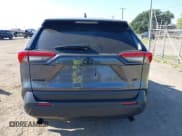 ✅ 2023 Toyota RAV4 LE • VIN: 2T3H1RFV4PC223253 • Lot: 43260496. Wystawiony na IAAI z przebiegiem 33 022 mil. Bezpłatny archiwum sprzedaży aukcyjnych z USA i szczegółowy raport historii pojazdu na DreamBid. Zdjęcie 16.