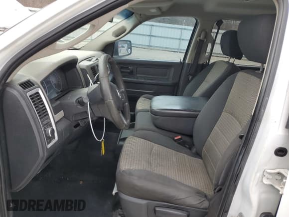 ✅ 2010 Dodge 1500 ST • VIN: 1D7RB1CP2AS193425 • Lot: 89287165. Wystawiony na Copart z przebiegiem 131 737 mil. Bezpłatny archiwum sprzedaży aukcyjnych z USA i szczegółowy raport historii pojazdu na DreamBid. Zdjęcie 7.