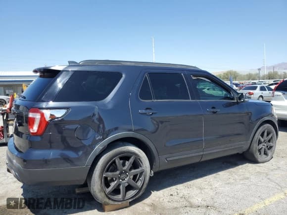 ✅ 2017 Ford Explorer XLT • VIN: 1FM5K7D82HGA70137 • Lot: 57715745. Wystawiony na Copart z przebiegiem 91 282 mil. Bezpłatny archiwum sprzedaży aukcyjnych z USA i szczegółowy raport historii pojazdu na DreamBid. Zdjęcie 3.