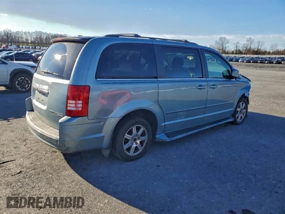 ✅ 2009 Chrysler Town & Country Touring • VIN: 2A8HR54139R573060 • Лот: 94029595. Опубликован ранее на Copart с пробегом Не указан. Бесплатный доступ к архиву аукционных продаж из США и подробный отчёт об истории автомобиля на DreamBid. Изображение 3.