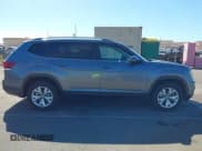 ✅ 2018 Volkswagen Atlas SE • VIN: 1V2CR2CA1JC564662 • Lot: 43786436. Wystawiony na IAAI z przebiegiem 107 256 mil. Bezpłatny archiwum sprzedaży aukcyjnych z USA i szczegółowy raport historii pojazdu na DreamBid. Zdjęcie 13.