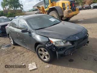 2015 Chevrolet Malibu LS z VIN 1G11B5SL1FF253247, wystawiony jako IAAI lot #43256437 z przebiegiem 180 086 mil mil oraz . Historia ofert i sprzedaży dostępna na DreamBid. Obrazek 1.