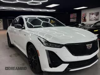 ✅ 2023 Cadillac CT5-V • VIN: 1G6DV5RW4P0112272 • Lot: 62487855. Wystawiony na Copart z przebiegiem 21 856 mil. Bezpłatny archiwum sprzedaży aukcyjnych z USA i szczegółowy raport historii pojazdu na DreamBid. Zdjęcie 1.