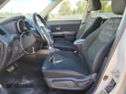 ✅ 2013 Kia Soul + • VIN: KNDJT2A66D7590521 • Lot: 90859805. Wystawiony na Copart z przebiegiem 127 575 mil. Bezpłatny archiwum sprzedaży aukcyjnych z USA i szczegółowy raport historii pojazdu na DreamBid. Zdjęcie 7.