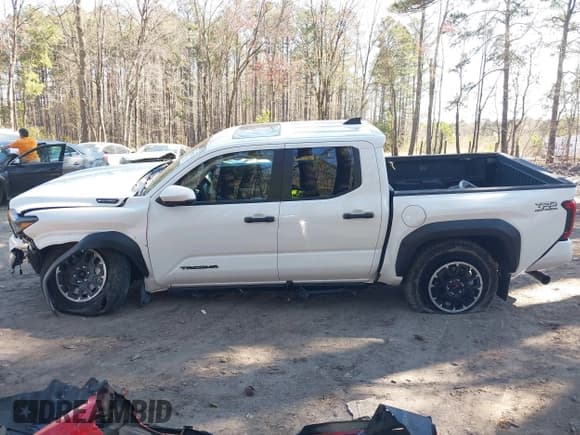 ✅ 2024 Toyota Tacoma TRD Sport Hybrid • VIN: 3TYLC5LN7RT015294 • Lot: 41886724. Listed on IAAI with 157 mi. Free auction sales archive from the USA and detailed vehicle history report at DreamBid. Image 14.