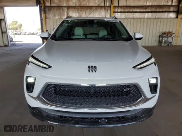 ✅ 2025 Buick Encore GX Sport Touring • VIN: KL4AMESL3SB111818 • Lot: 90853185. Wystawiony na Copart z przebiegiem 2 568 mil. Bezpłatny archiwum sprzedaży aukcyjnych z USA i szczegółowy raport historii pojazdu na DreamBid. Zdjęcie 5.