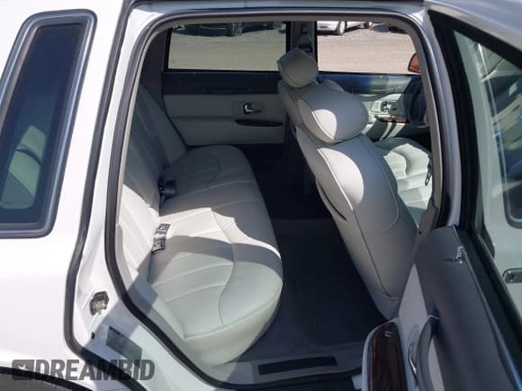 ✅ 1997 Lincoln Town Car Executive • VIN: 1LNLM81W6VY693762 • Lot: 43238174. Wystawiony na IAAI z przebiegiem 89 406 mil. Bezpłatny archiwum sprzedaży aukcyjnych z USA i szczegółowy raport historii pojazdu na DreamBid. Zdjęcie 8.