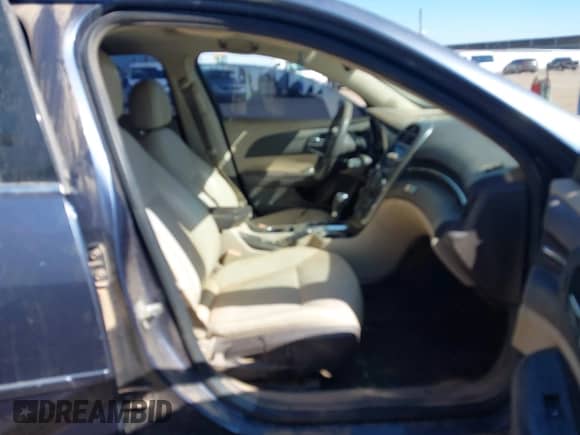 2014 Chevrolet Malibu LT z VIN 1G11C5SL7EF153455, wystawiony jako IAAI lot #43536389 z przebiegiem 171 252 mil mil oraz . Historia ofert i sprzedaży dostępna na DreamBid. Obrazek 5.