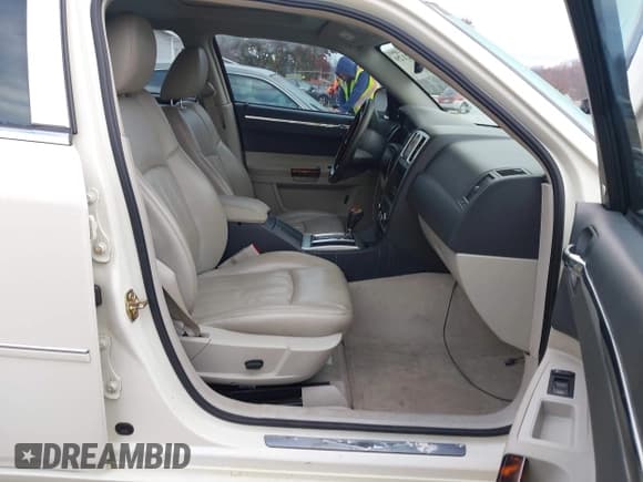 ✅ 2005 Chrysler 300 C • VIN: 2C3JA63H75H667693 • Lot: 43702129. Wystawiony na IAAI z przebiegiem 102 803 mil. Bezpłatny archiwum sprzedaży aukcyjnych z USA i szczegółowy raport historii pojazdu na DreamBid. Zdjęcie 5.