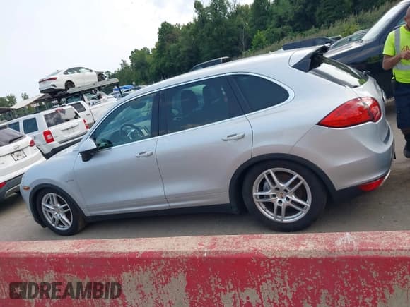 ✅ 2013 Porsche Cayenne S Hybrid • VIN: WP1AE2A29DLA15374 • Lot: 43171808. Wystawiony na IAAI z przebiegiem 127 109 mil. Bezpłatny archiwum sprzedaży aukcyjnych z USA i szczegółowy raport historii pojazdu na DreamBid. Zdjęcie 13.