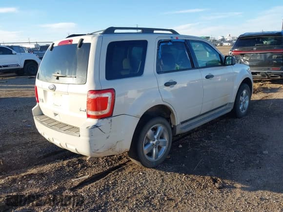 ✅ 2010 Ford Escape XLT • VIN: 1FMCU0DG3AKB43731 • Lot: 43790605. Wystawiony na IAAI z przebiegiem 210 384 mil. Bezpłatny archiwum sprzedaży aukcyjnych z USA i szczegółowy raport historii pojazdu na DreamBid. Zdjęcie 4.