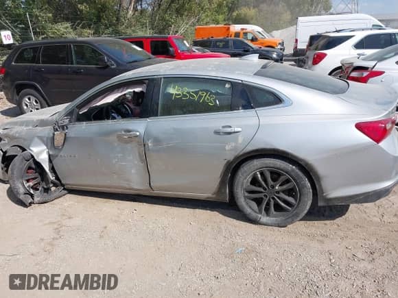 2016 Chevrolet Malibu LT z VIN 1G1ZE5ST5GF303756, wystawiony jako IAAI lot #43351963 z przebiegiem Nie podano mil oraz . Historia ofert i sprzedaży dostępna na DreamBid. Obrazek 14.