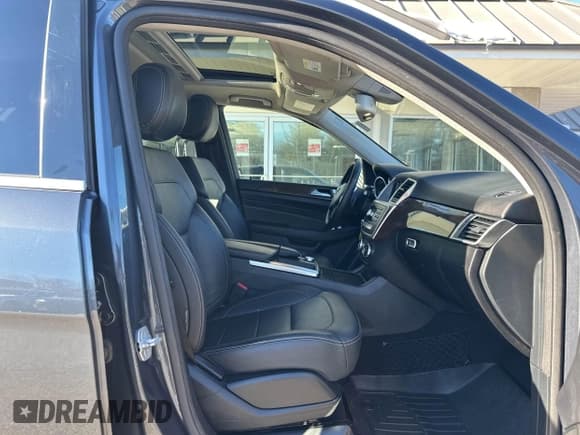 ✅ 2015 Mercedes-Benz M 250 • VIN: 4JGDA0EB9FA562566 • Lot: 43902950. Wystawiony na IAAI z przebiegiem 214 577 mil. Bezpłatny archiwum sprzedaży aukcyjnych z USA i szczegółowy raport historii pojazdu na DreamBid. Zdjęcie 5.