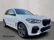 ✅ 2020 BMW X5 M50i • VIN: 5UXJU4C0XLLE45698 • Лот: 86595285. Опубликован ранее на Copart с пробегом 105 475 миль. Бесплатный доступ к архиву аукционных продаж из США и подробный отчёт об истории автомобиля на DreamBid. Изображение 1.