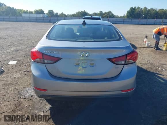 2016 Hyundai Elantra SE z VIN 5NPDH4AE9GH678092, wystawiony jako IAAI lot #43339316 z przebiegiem Nie podano mil oraz . Historia ofert i sprzedaży dostępna na DreamBid. Obrazek 16.