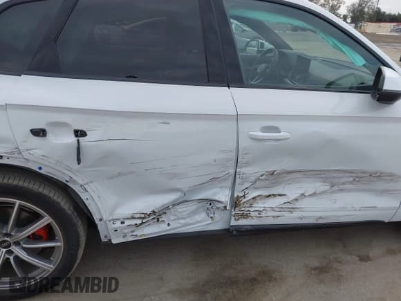 ✅ 2024 Audi Q5 S line Premium Plus • VIN: WA1E2AFY9R2092465 • Lot: 42090469. Wystawiony na IAAI z przebiegiem 2 835 mil. Bezpłatny archiwum sprzedaży aukcyjnych z USA i szczegółowy raport historii pojazdu na DreamBid. Zdjęcie 6.