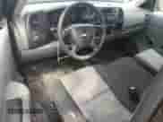 2009 Chevrolet Silverado 1500 Work Truck z VIN 1GCEK19099Z125371, wystawiony jako Copart lot #80752305 z przebiegiem 171 187 mil mil oraz Czysty tytuł • Clean title. Historia ofert i sprzedaży dostępna na DreamBid. Obrazek 8.