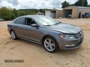 ✅ 2015 Volkswagen Passat SEL Premium • VIN: 1VWCV7A35FC084773 • Lot: 85671705. Wystawiony na Copart z przebiegiem Nie podano. Bezpłatny archiwum sprzedaży aukcyjnych z USA i szczegółowy raport historii pojazdu na DreamBid. Zdjęcie 4.