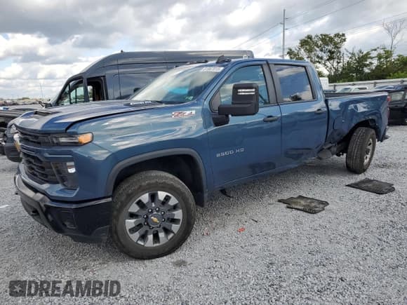 ✅ 2024 Chevrolet Silverado 2500HD Custom • VIN: 1GC4YME7XRF315468 • Лот: 81867015. Опубликован ранее на Copart с пробегом 87 233 миль. Бесплатный доступ к архиву аукционных продаж из США и подробный отчёт об истории автомобиля на DreamBid. Изображение 1.
