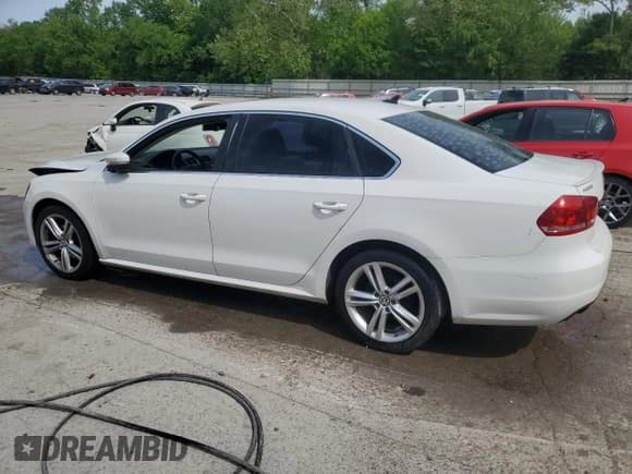 ✅ 2013 Volkswagen Passat SE • VIN: 1VWBM7A39DC121142 • Lot: 57108245. Wystawiony na Copart z przebiegiem 71 410 mil. Bezpłatny archiwum sprzedaży aukcyjnych z USA i szczegółowy raport historii pojazdu na DreamBid. Zdjęcie 2.
