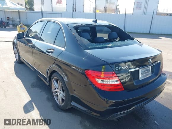 ✅ 2014 Mercedes-Benz C 250 Sport • VIN: WDDGF4HB3ER304216 • Лот: 43617261. Опубликован ранее на IAAI с пробегом 111 395 миль. Бесплатный доступ к архиву аукционных продаж из США и подробный отчёт об истории автомобиля на DreamBid. Изображение 3.