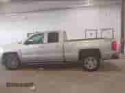 2018 Chevrolet Silverado 1500 LT z VIN 1GCVKREC6JZ298381, wystawiony jako IAAI lot #43383942 z przebiegiem 101 454 mil mil oraz . Historia ofert i sprzedaży dostępna na DreamBid. Obrazek 14.