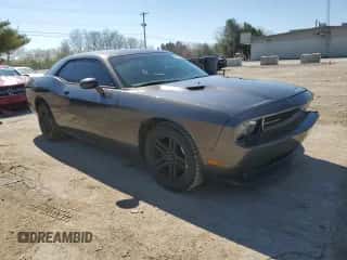 2014 Dodge Challenger SXT z VIN 2C3CDYAG1EH160925, wystawiony jako Copart lot #48783044 z przebiegiem 92 698 mil mil oraz Szkoda całkowita • Salvage title. Historia ofert i sprzedaży dostępna na DreamBid. Obrazek 4.