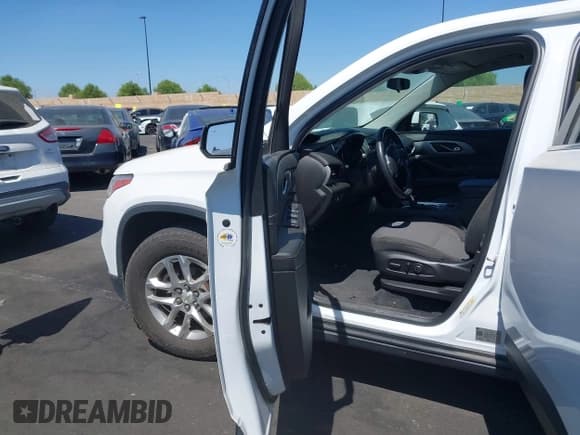 ✅ 2018 Chevrolet Traverse LT Cloth • VIN: 1GNERGKW2JJ165735 • Lot: 43156155. Wystawiony na IAAI z przebiegiem 96 583 mil. Bezpłatny archiwum sprzedaży aukcyjnych z USA i szczegółowy raport historii pojazdu na DreamBid. Zdjęcie 5.