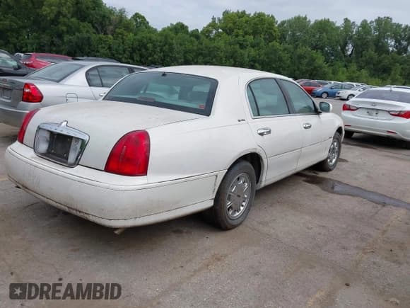 ✅ 1998 Lincoln Town Car Signature • VIN: 1LNFM82W5WY678263 • Lot: 42884109. Listed on IAAI with 128,024 mi. Free auction sales archive from the USA and detailed vehicle history report at DreamBid. Image 4.