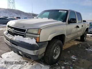 ✅ 2006 Chevrolet Silverado 2500HD Work Truck • VIN: 1GCHC23U46F164247 • Лот: 45754555. Опубликован ранее на Copart с пробегом 259 121 миль. Бесплатный доступ к архиву аукционных продаж из США и подробный отчёт об истории автомобиля на DreamBid. Изображение 1.