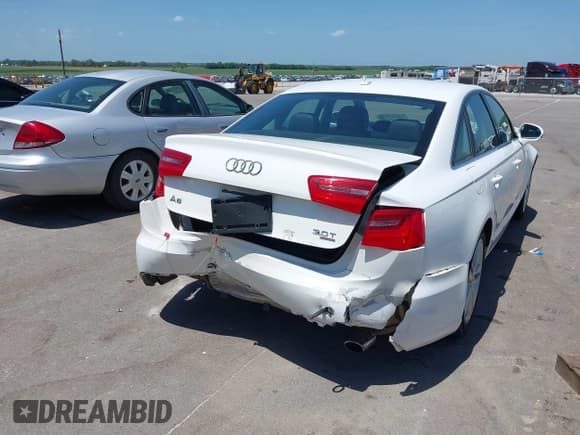 ✅ 2012 Audi A6 Premium • VIN: WAUFGAFC4CN142806 • Lot: 42666022. Wystawiony na IAAI z przebiegiem 83 353 mil. Bezpłatny archiwum sprzedaży aukcyjnych z USA i szczegółowy raport historii pojazdu na DreamBid. Zdjęcie 6.