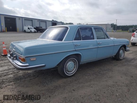 ✅ 1970 Mercedes-Benz 280 • VIN: 10801812055603 • Лот: 57671595. Опубликован ранее на Copart с пробегом 32 752 миль. Бесплатный доступ к архиву аукционных продаж из США и подробный отчёт об истории автомобиля на DreamBid. Изображение 3.