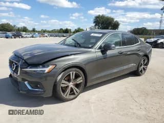 ✅ 2022 Volvo S60 Inscription • VIN: 7JRL12FL8NG163034 • Лот: 76717334. Опубликован ранее на Copart с пробегом 20 329 миль. Бесплатный доступ к архиву аукционных продаж из США и подробный отчёт об истории автомобиля на DreamBid. Изображение 1.